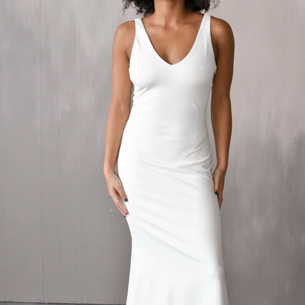 Elegant White Sleeveless Dress